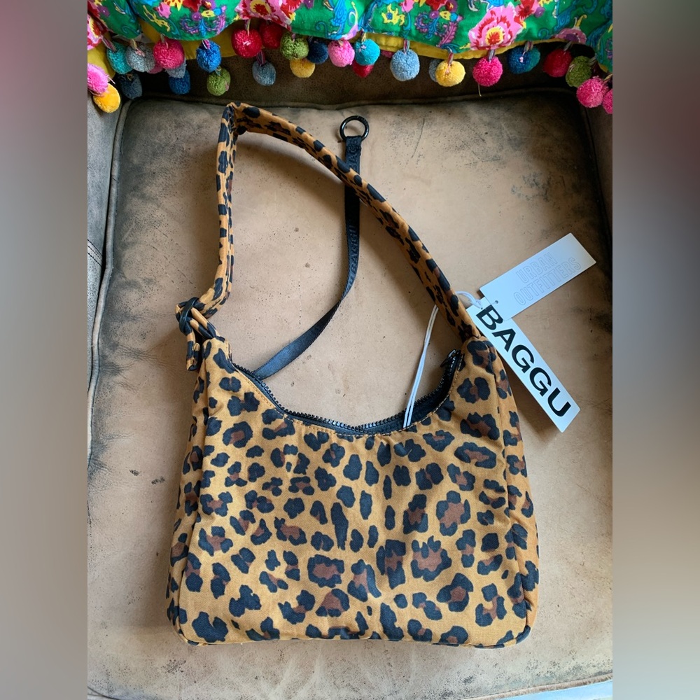 NWT Baggu Mini Shoulder bag in Leopard Urban Outfitters exclusive